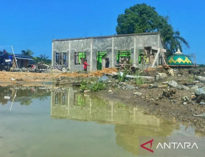 Upaya Gotong Royong Warga Perbaiki Masjid Ajaib Pasca Banjir Bandang Sumatera