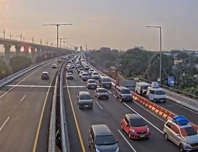 Kecelakaan Beruntun di Tol MBZ KM 22: Lalu Lintas Arah Cikampek Macet Parah