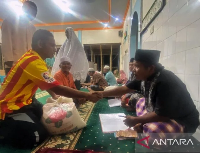 Penyintas Banjir Tapsel Tetap Antusias Bayar Zakat Fitrah di Masjid At-Taqwa