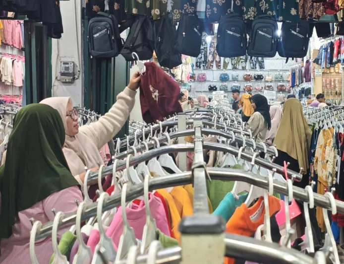 Belanja Pakaian Baru Jadi Cara Penyintas Banjir Aceh Timur Sambut Lebaran