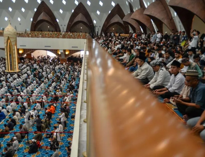 Hukum Salat Jumat Saat Bertepatan dengan Lebaran: Apakah Tetap Wajib?