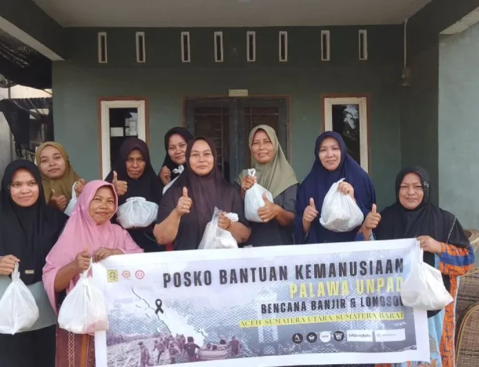 Relawan Palawa Unpad Bagikan Ratusan Paket Takjil untuk Korban Banjir Aceh Tamiang
