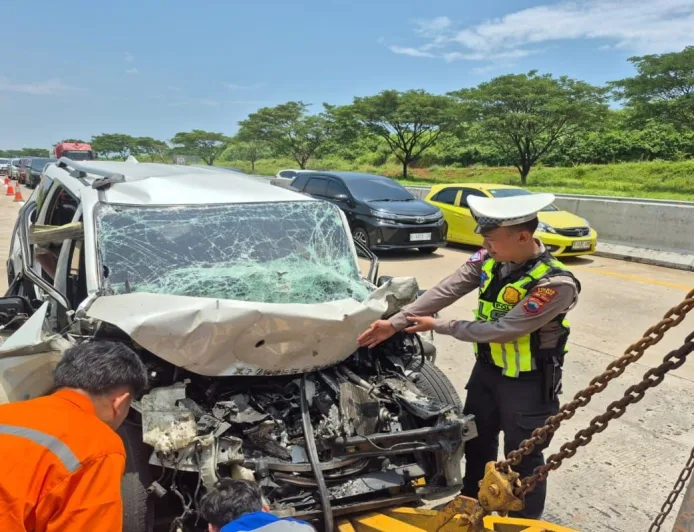 Kecelakaan Tol Batang-Semarang: 2 Tewas, 2 Luka Akibat Xpander Tabrak Bus Mogok