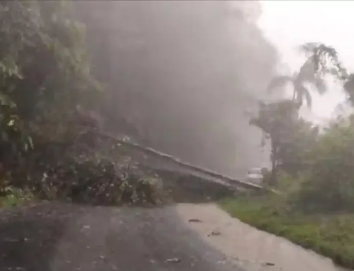 Jalur Banda Aceh-Medan Terhambat Akibat Longsor di Pakpak Bharat Sumut