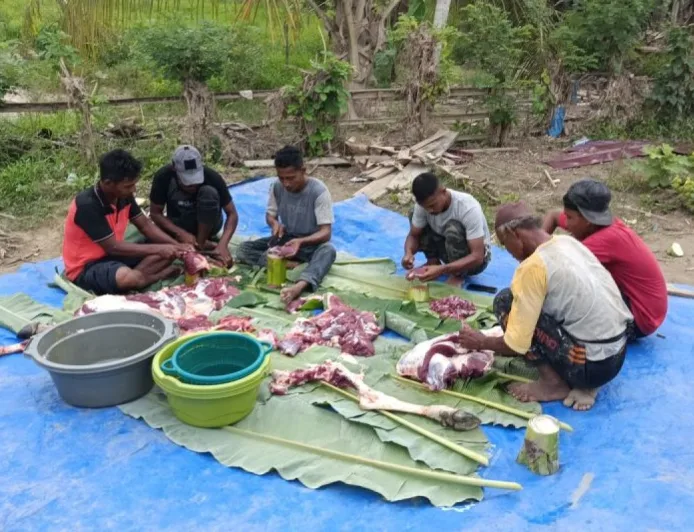 Korban Banjir Pante Bidari Jaga Tradisi Meugang dengan Memasak Daging Sapi Bersama