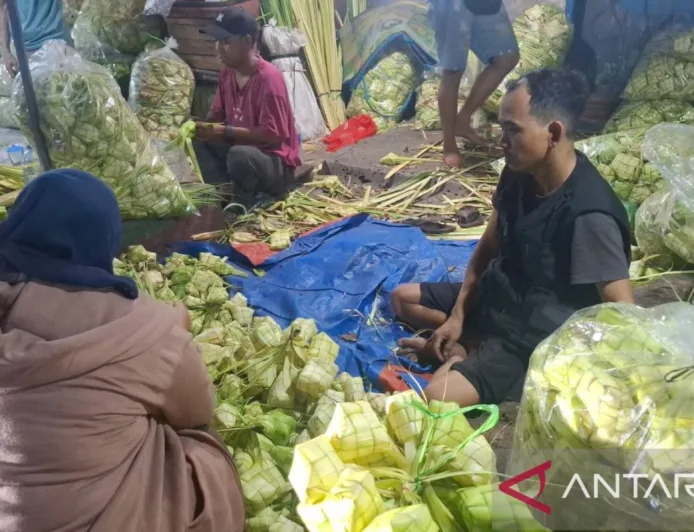 Jelang Lebaran 2026, Pedagang Kulit Ketupat di Palmerah Banjir Pesanan dan Harga Melonjak