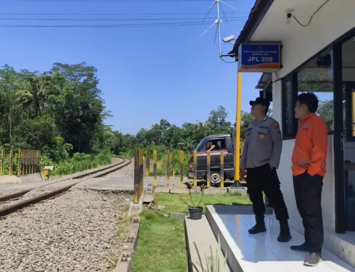 Polisi Intensifkan Patroli Jalur KA di Blitar Saat Lebaran untuk Cegah Kejahatan
