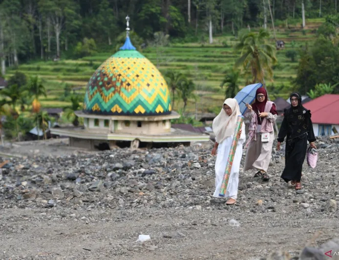 Shalat Idul Fitri di Agam: Warga Terdampak Banjir Bandang Tetap Khusyuk Beribadah