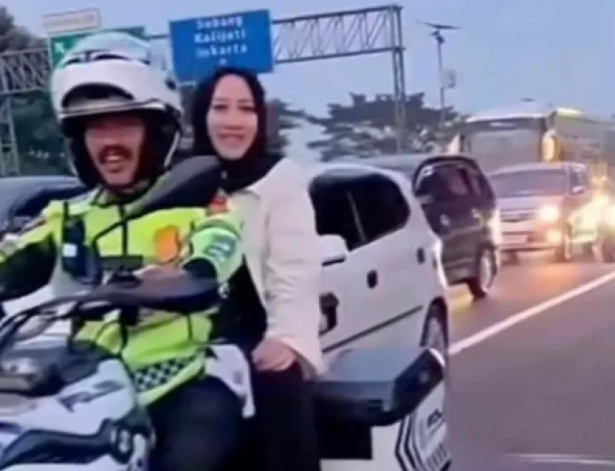 Pemudik Panik Tertinggal di Tol Cipali, Akhirnya Diantar Polisi Bertemu Keluarga