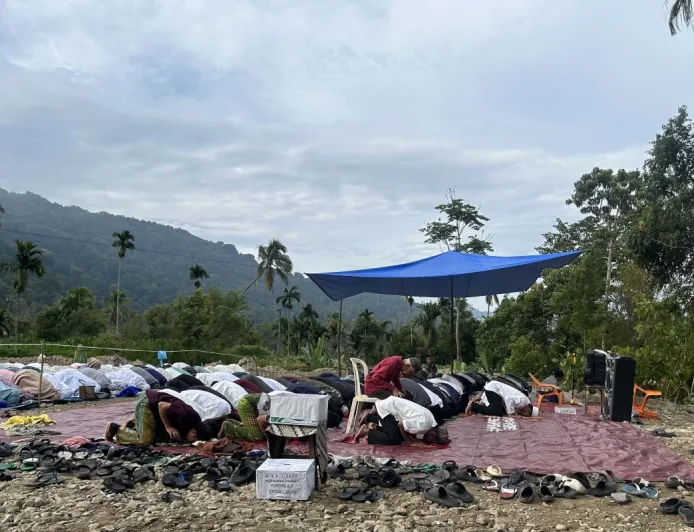 Khatibajak Warga Korban Bencana di Agam Usir Kesedihan Saat Lebaran 1447 H