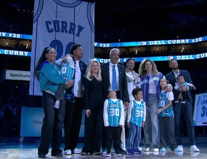 Jersei Dell Curry Nomor 30 Dihormati dengan Penghentian di Langit-langit Arena Hornets
