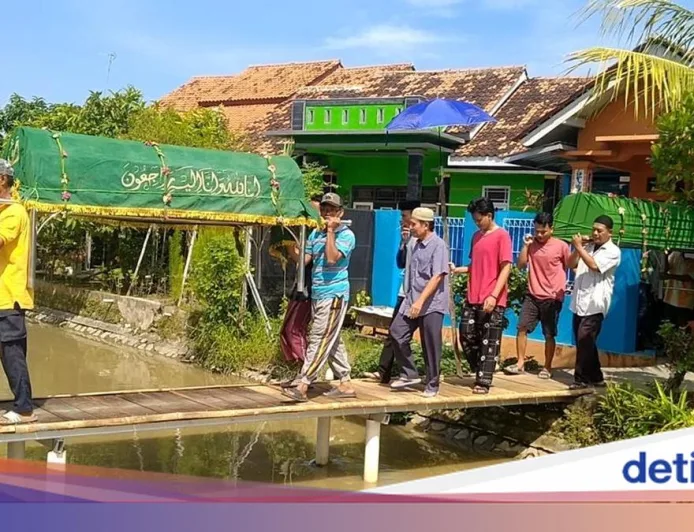 Sekeluarga Korban Kecelakaan Tol Tegal Dimakamkan Satu Liang Lahat di Pemalang