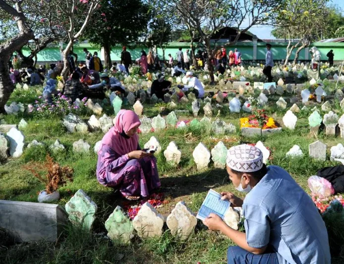 Hukum Ziarah Kubur Saat Idul Fitri dan 6 Hikmah Penting bagi Umat Muslim