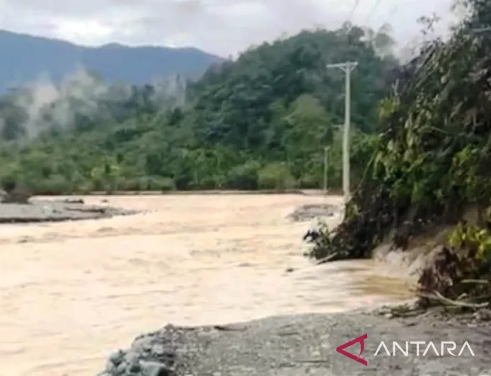 Longsor Tebing Gunung Putuskan Akses Jalan ke KAT Sikundo Aceh Barat