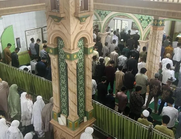 Salat Idulfitri di Masjid Raya Maninjau, Menyatu dengan Jejak Banjir Bandang Agam