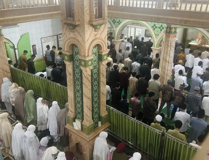 Salat Idul Fitri di Agam Tetap Khidmat Meski Jejak Banjir Masih Terlihat