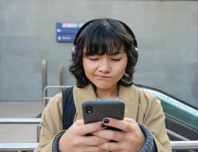 Dampak Psikologis Media Sosial pada Remaja: Krisis Harga Diri hingga Gangguan Tidur