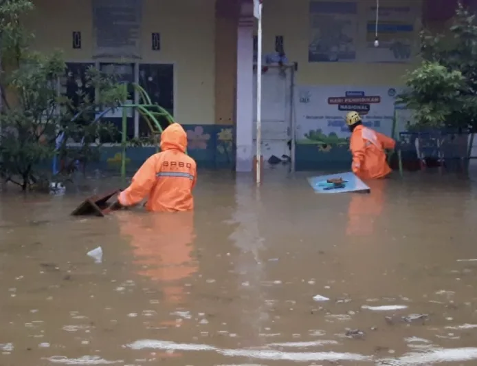 Banjir Pasir Lumpuhkan Jalan Mayjen Sukowati Magetan, Warga Diminta Waspada
