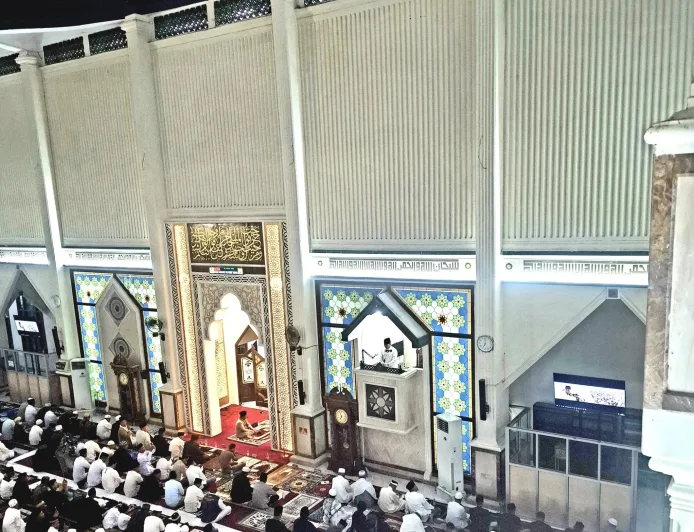 Salat Ied di Masjid Al Kautsar, Gubernur Sultra Ajak Perkuat Kepedulian Sosial Idul Fitri 1447 H