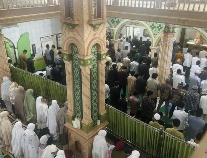 Warga Agam Gelar Salat Idulfitri di Tengah Jejak Banjir Bandang dan Longsor