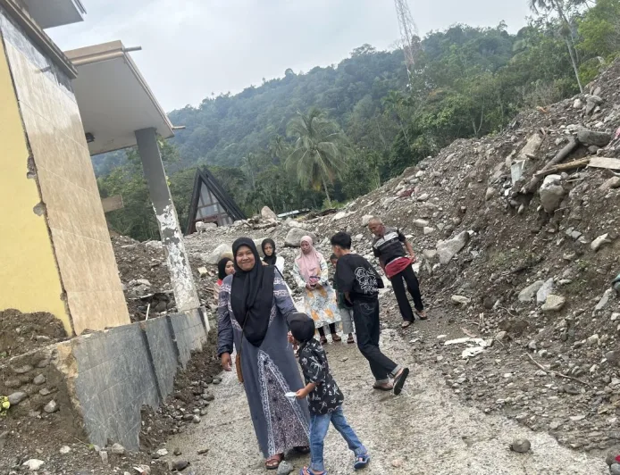 Warga Agam Jalani Perjalanan Berat Lewati Material Banjir Bandang Demi Silaturahmi Lebaran