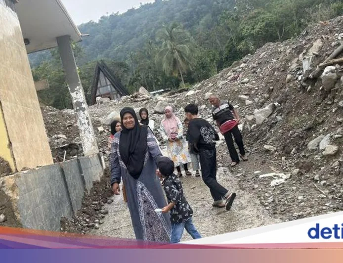 Warga Agam Melewati Sisa Banjir Bandang Demi Silaturahmi Lebaran 2026
