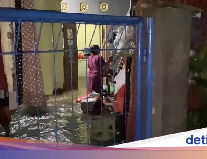 Banjir Setu Pedongkelan Depok Meluap, Permukiman Terendam dan Akses Terputus