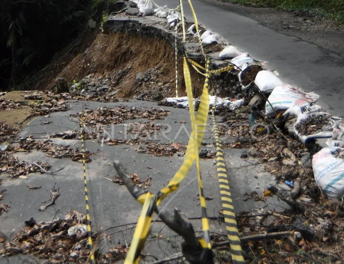 Jalan Longsor di Kelok 44 Agam: Akses Wisata Danau Maninjau Terhambat