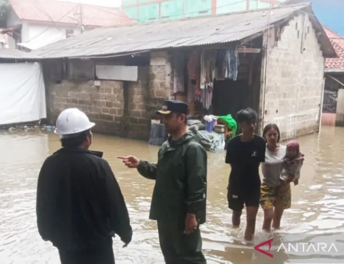 Banjir 30 cm Rendam Jagakarsa dan Jalan Raya Bogor Akibat Luapan Kali Lenggong