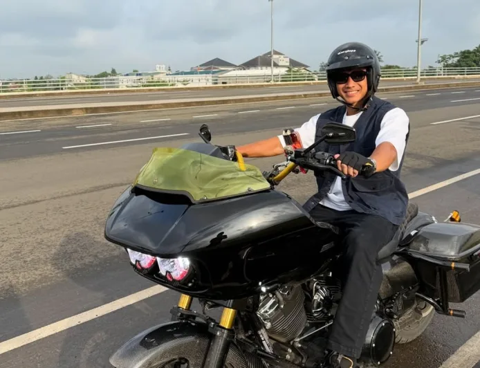 Cara Unik Rizky Ridho Habiskan Libur Lebaran: Silaturahmi Demi THR dengan Vespa Klasik