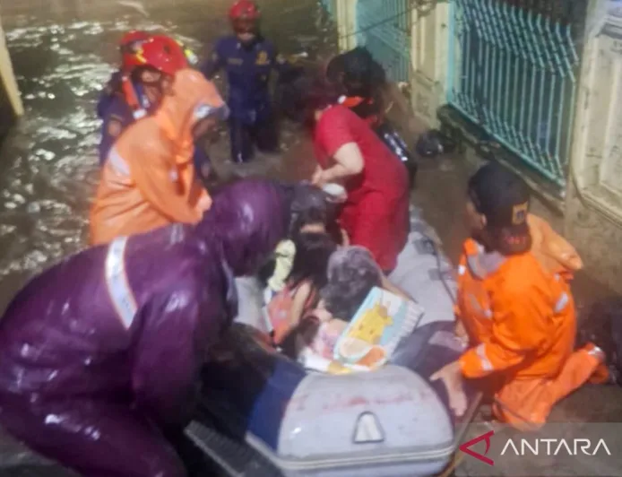 Evakuasi Enam Warga Terdampak Banjir di Cibubur: Ketinggian Air Capai 1 Meter Lebih