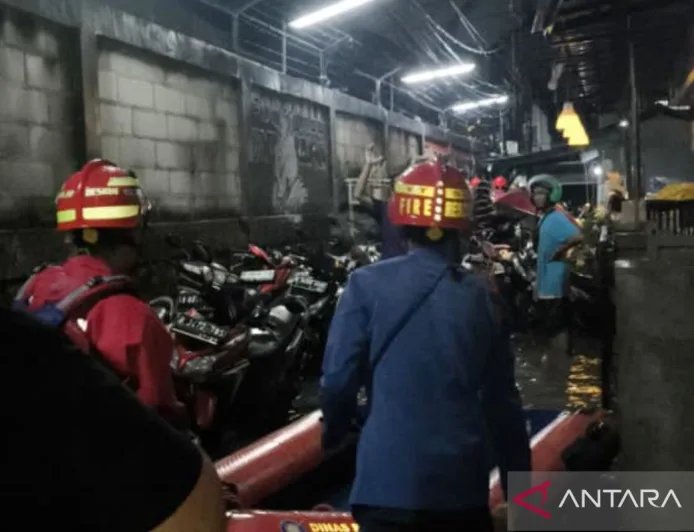 Evakuasi Dua Warga Sakit Saat Banjir 110 cm Rendam Pekayon Jaktim