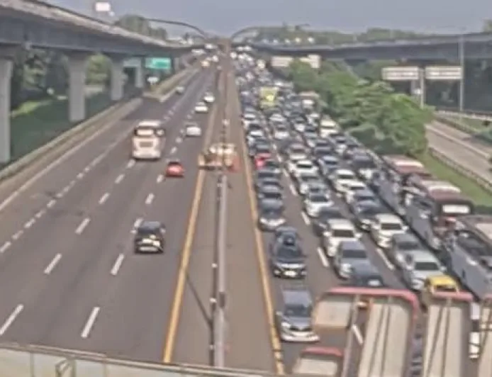 Macet Parah di Tol Japek Hari Kedua Lebaran Akibat Kecelakaan Beruntun KM 47