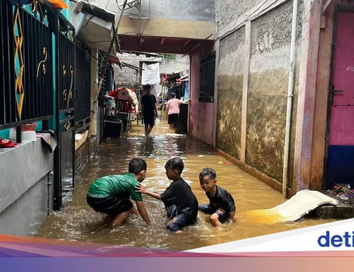 Banjir Hari Kedua Lebaran Melanda Ciracas Jakarta Timur, Warga Masih Berjuang