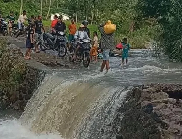 Banjir Bandang Putuskan Crossway di Sikka, 10 Desa Terisolasi Parah