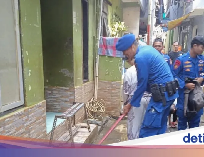 Polairud Polda Metro Bantu Bersihkan Lumpur Pasca Banjir di Kampung Melayu