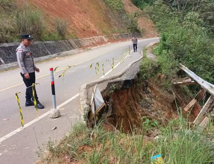 Polsek Linge Intensifkan Patroli dan Pasang Garis Polisi di Lokasi Jalan Amblas dan Longsor