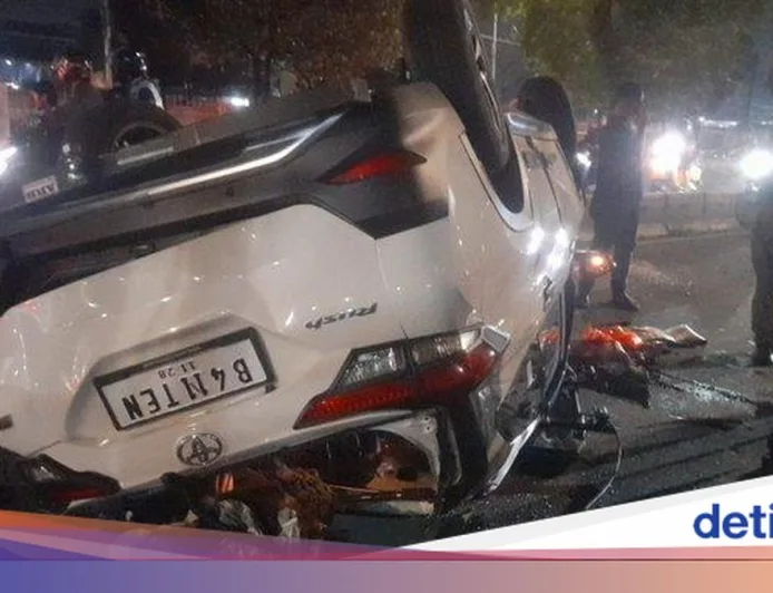 Kecelakaan Mobil Putih Terbalik di Depan Lapas Cipinang, Polisi Tangani