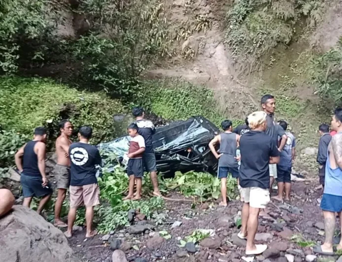 Sopir Diduga Mabuk, Kronologi Lengkap Mobil Terjun ke Jurang 100 Meter di Bali