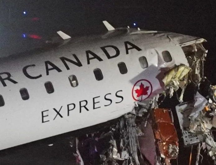 Pesawat Air Canada Tabrak Truk Damkar di Bandara LaGuardia New York
