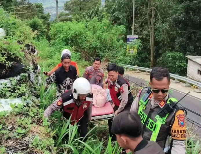 BREAKING NEWS : Kecelakaan Motor Yamaha NMax Pemudik Satu Keluarga di Jalur Cangar Pacet