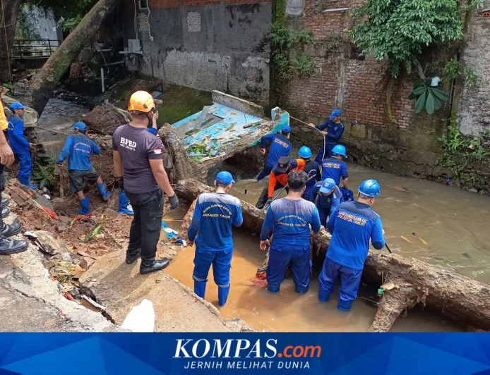 Longsor Turap Kali Baru di Batu Ampar Jaktim Sebabkan Percetakan Ambruk