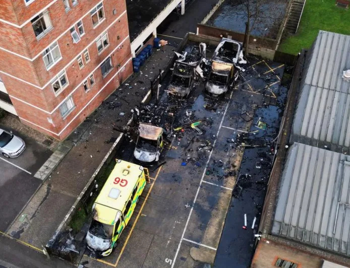Ambulans Relawan Yahudi Dibakar di London, Inggris: Kronologi dan Dampaknya