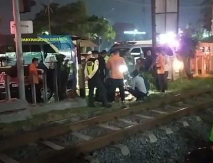 Kecelakaan Pelintasan Jemurwonosari Surabaya: Pemotor Tewas Tertabrak Kereta Api
