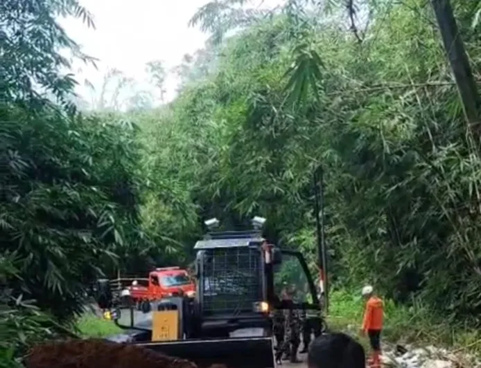 Polisi dan Tim Gabungan Sigap Buka Akses Jalan Garut–Sumedang Pasca Longsor