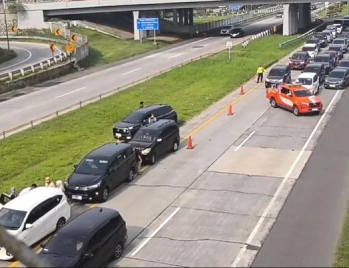 Kecelakaan Beruntun 4 Mobil di Tol Cipali Picu Macet Panjang Arus Balik