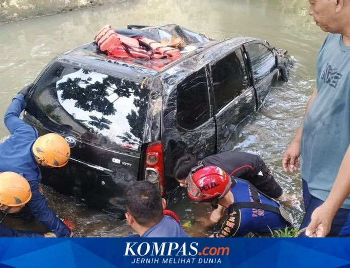 Mobil Terseret Banjir di Depok 100 Meter, Evakuasi Dramatis Saat Air Surut