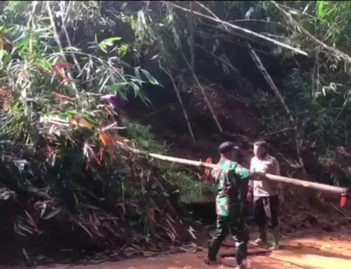 Hujan Deras Picu Longsor Parah, Jalan Garut–Sumedang Ditutup Total