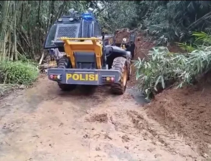 Longsor Tutup Akses Jalan Selaawi Gara-gara Hujan Deras di Garut
