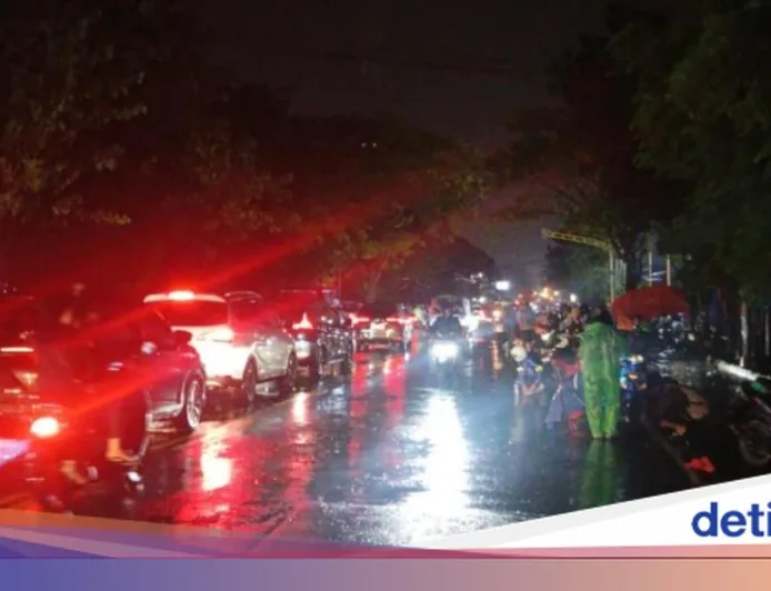 Banjir Terjang Jalur Pantura Pasuruan, Lalu Lintas Lumpuh Total Malam Ini